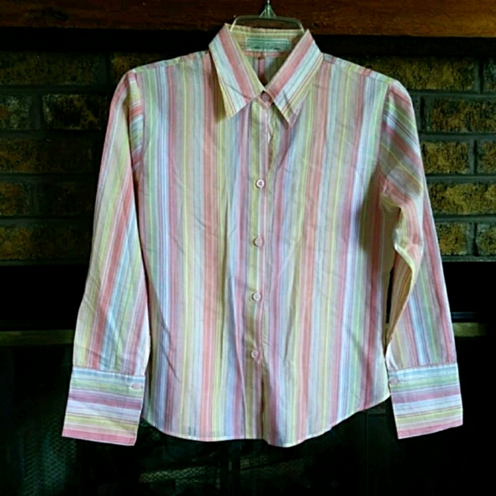 🎈3/$20 Striped long sleeved buttoned up shirt